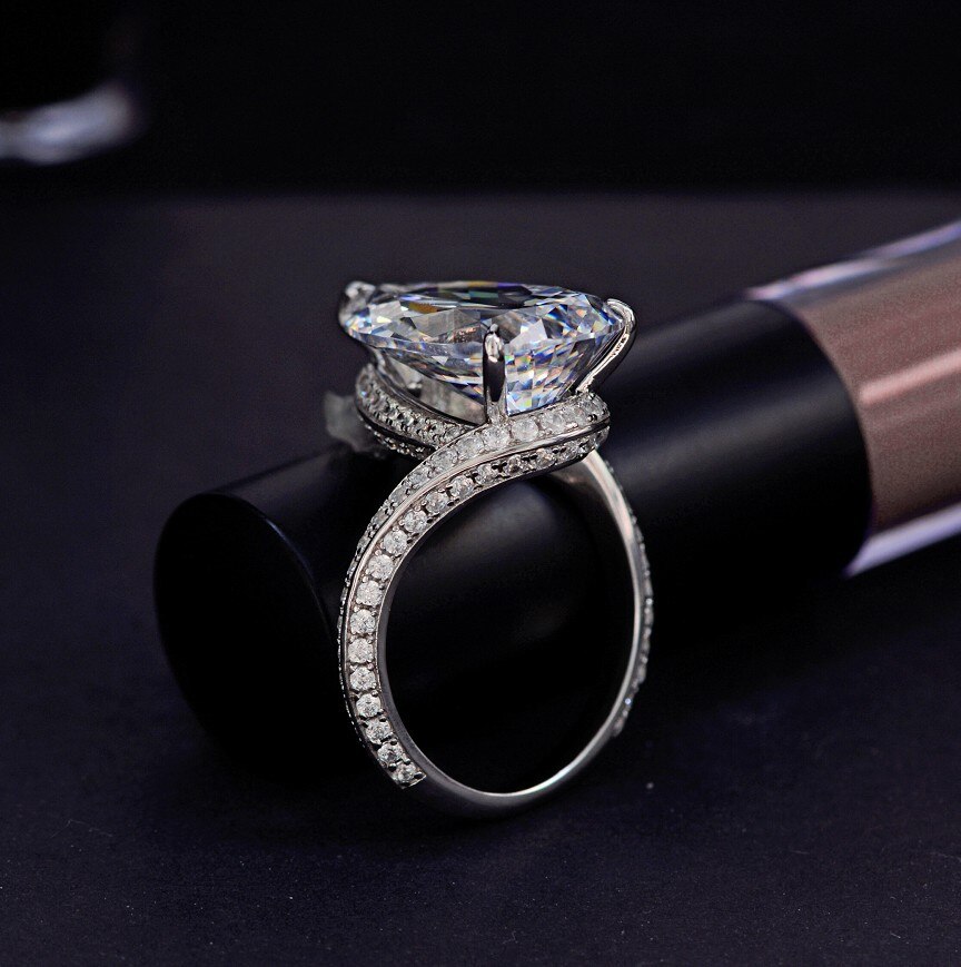 Luxury Water Drop Engagement Ring